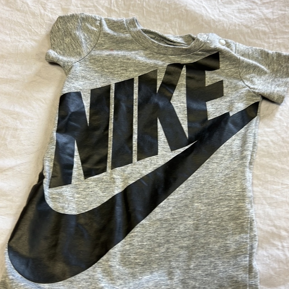 ‎Nike - Picture 3 of 5